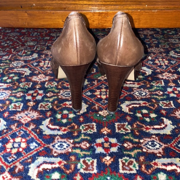 Brown leather Guess high platform peep toe heels. Size 9. Never worn - Picture 3 of 12